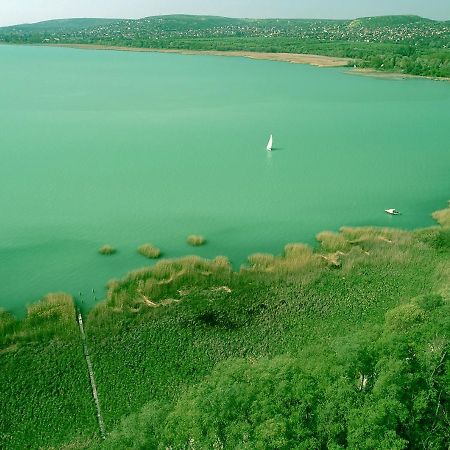 Appartamento Fuzliget Surf Garden Balatonfůzfő Esterno foto