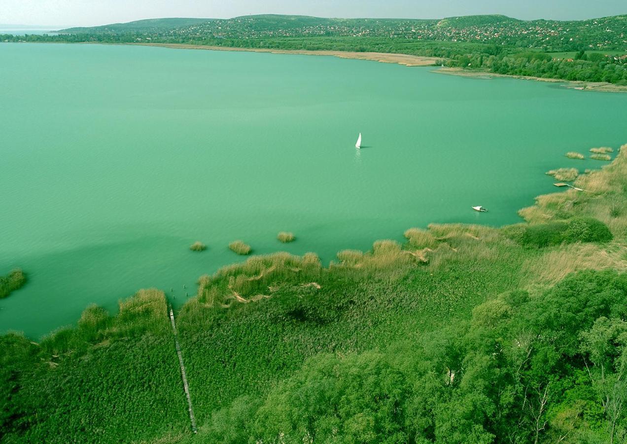 Appartamento Fuzliget Surf Garden Balatonfůzfő Esterno foto